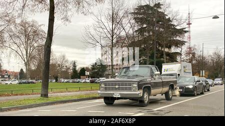 Straßburg, Frankreich - Dec 11, 2019: Blick auf die Französische Straße mit Vintage Chevrolet pick-up Van fahren, gefolgt von deutschen Autos Stockfoto