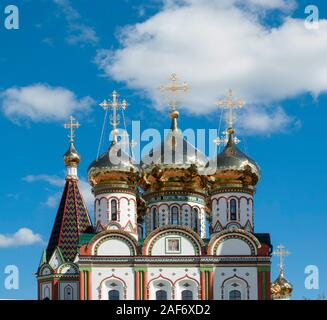 Goldenen Kuppeln einer orthodoxen Kirche von "Alle Heiligen zu ehren, die im ersten Weltkrieg verlorenen" in Gusev, Kaliningrader Gebiet, Russland Stockfoto