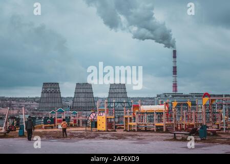 Der große Rohre aufstoßen Rauch aus thermischen Kraftwerken Stockfoto