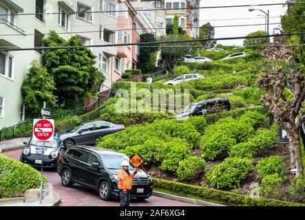 Autos auf der Lombard Street in San Francisco, Kalifornien Stockfoto