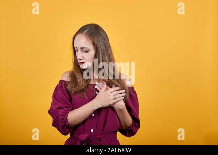 Junge Frau sucht Links nachdenklich halten sie Hände zusammen Stockfoto