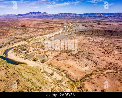 Glen Helen Gorge und die Umgebung von Glen Helen Lodge von einer Antenne Perspektive berücksichtigt. Northern Territory, Australien Stockfoto