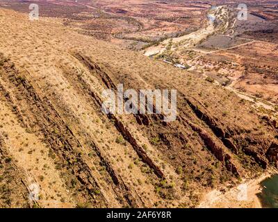 Glen Helen Gorge und die Umgebung von Glen Helen Lodge von einer Antenne Perspektive berücksichtigt. Northern Territory, Australien Stockfoto