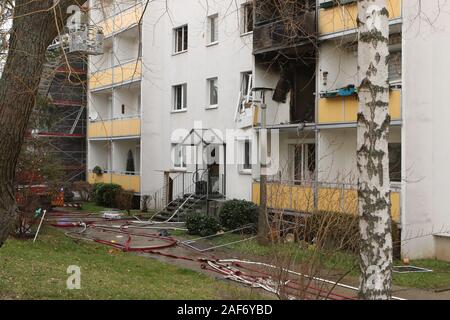 Blankenburg, Deutschland. 13 Dez, 2019. Schwarzen russigen sind Balkon einer Wohnung Gebäude nach einer Explosion. Nach dem schweren Explosion in Blankenburg im Harz, einen toten Mann am Freitag gefunden wurde. Das ist es, was ein Sprecher der Polizei sagte. Dabei sehr viele Leute wurden verletzt. Credit: Matthias Bein/dpa-Zentralbild/dpa/Alamy leben Nachrichten Stockfoto