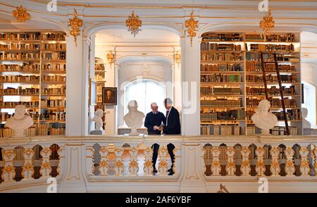 12 Dezember 2019, Thüringen, Weimar: Reinhard Laube (r), der Direktor der Herzogin Anna Amalia Bibliothek, und Lars Ludwig (l), lokale Kurator Erfurt der Deutschen Stiftung Denkmalschutz, stand im Rokokosaal der Herzogin Anna Amalia Bibliothek. Die Klassik Stiftung Weimar erhielt fast 30.000 Euro von der Deutschen Stiftung Denkmalschutz für die Sanierung der Herzogin Anna Amalia Bibliothek die Asche Bücher. Ein Brand in der Unesco-Bibliothek im Jahr 2004 aufgeführt sind, nicht nur das Gebäude beschädigt, sondern auch Tausende von Büchern und Schriften, von denen einige völlig zerstört wurden. Phot Stockfoto