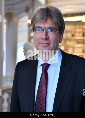 Weimar, Deutschland. 12 Dez, 2019. Reinhard Laube, Direktor der Herzogin Anna Amalia Bibliothek, steht im Rokokosaal der Herzogin Anna Amalia Bibliothek. Die Klassik Stiftung Weimar erhielt fast 30.000 Euro von der Deutschen Stiftung Denkmalschutz für die Sanierung der Herzogin Anna Amalia Bibliothek die Asche Bücher. Ein Brand in der Unesco-Bibliothek im Jahr 2004 aufgeführt sind, nicht nur das Gebäude beschädigt, sondern auch Tausende von Büchern und Schriften, von denen einige völlig zerstört wurden. Foto: Martin Schutt/dpa-Zentralbild/dpa/Alamy leben Nachrichten Stockfoto