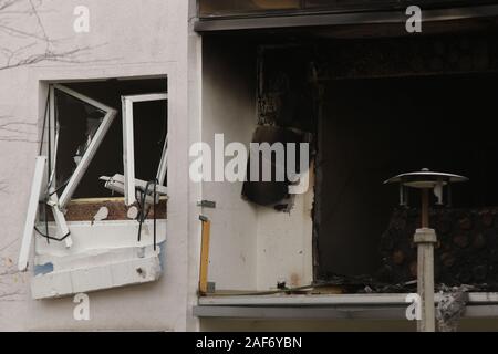 Blankenburg, Deutschland. 13 Dez, 2019. Der Balkon einer Wohnung Gebäude ist Rußigen nach einer Explosion. Nach dem schweren Explosion in Blankenburg im Harz, einen toten Mann am Freitag gefunden wurde. Das ist es, was ein Sprecher der Polizei sagte. Dabei sehr viele Leute wurden verletzt. Credit: Matthias Bein/dpa-Zentralbild/dpa/Alamy leben Nachrichten Stockfoto