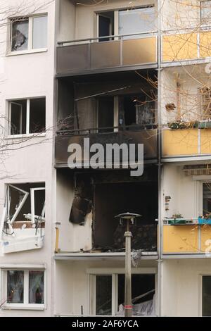 Blankenburg, Deutschland. 13 Dez, 2019. Schwarzen russigen sind Balkon einer Wohnung Gebäude nach einer Explosion. Nach dem schweren Explosion in Blankenburg im Harz, einen toten Mann am Freitag gefunden wurde. Das ist es, was ein Sprecher der Polizei sagte. Dabei sehr viele Leute wurden verletzt. Credit: Matthias Bein/dpa-Zentralbild/dpa/Alamy leben Nachrichten Stockfoto