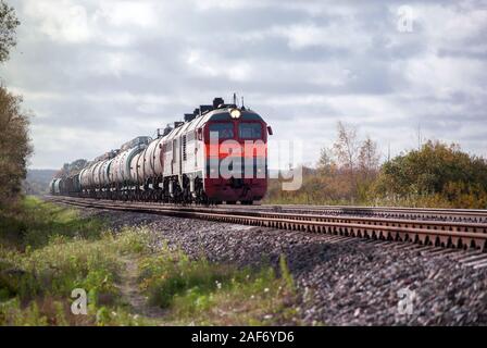 Region Kaliningrad, Russland - Oktober 15, 2017: Diesel Lokomotive zieht Güterwagen Stockfoto