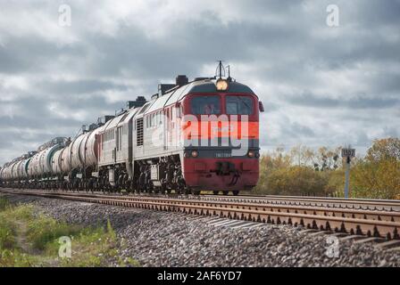 Region Kaliningrad, Russland - Oktober 15, 2017: Diesel Lokomotive zieht Güterwagen Stockfoto