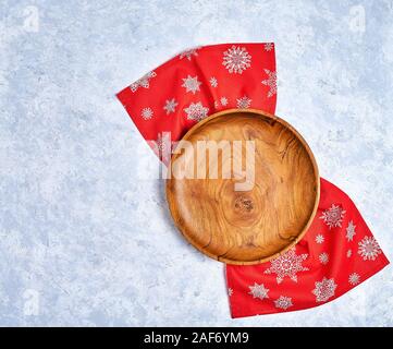 Der braune Holzplatte auf einem rustikalen Tisch Closeup. horizontale Ansicht von oben Stockfoto
