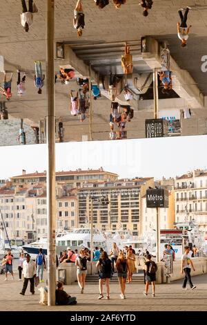 L'Ombrière Pavillon mit Umlenkspiegel Vordach von Norman Foster/alten Hafen Vieux Port, Marseille, Provence, Frankreich, Europa Stockfoto