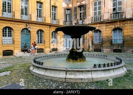 Brunnen auf dem Place d'Albertas Square, Aix-en-Provence, Frankreich, Europa Stockfoto