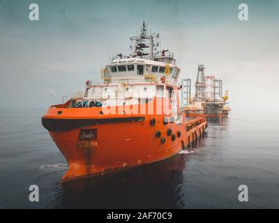 Luftbild während des Bohrbetriebs im Offshore-Ölfeld Stockfoto