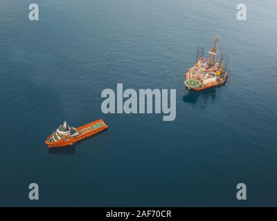 Luftbild während des Bohrbetriebs im Offshore-Ölfeld Stockfoto