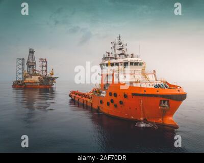 Luftbild während des Bohrbetriebs im Offshore-Ölfeld Stockfoto