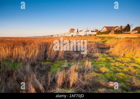 Einen sonnigen Blick über Marsh Land der Parkgate auf dem Wirral Peninsula. Stockfoto