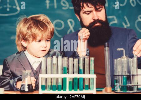 Kognitiver Fähigkeiten. Chemie Experiment. Lehrer kind Reagenzgläser. Kognitiven Prozess. Kinder kognitive Entwicklung. Geistigen Prozess, der Erwerb von Wissen durch Erfahrung. Zurück zu Schule. Stockfoto