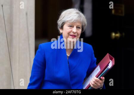 Theresa May, der britische Premierminister, 10 Downing Street die offizielle Residenz und dem Büro des britischen Premierministers, Prime zu gehen Stockfoto