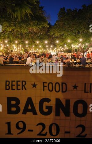 Die jährlichen Bagno Vignoni Sommer Toskanisches Handwerk Bier Festival - "Un Bagno di Birra' Toskana Italien EU - Juli 2019 Stockfoto