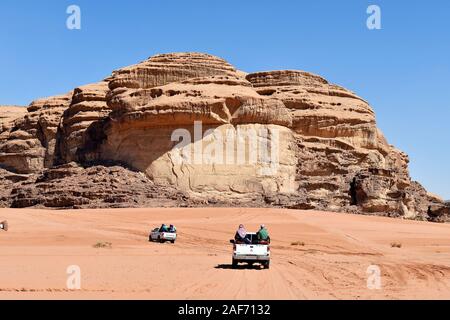 Wadi Rum, Jordanien - März 07, 2019: Nicht identifizierte Personen in Autos die großartige Landschaft des Wadi Rum zu erkunden Stockfoto