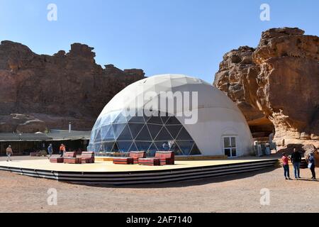 Wadi Rum, Jordanien - März 07, 2019: Nicht identifizierte Personen in Tourist Camp mit modernen Restaurant in einem großen Raum auf der Suche Zelt Stockfoto