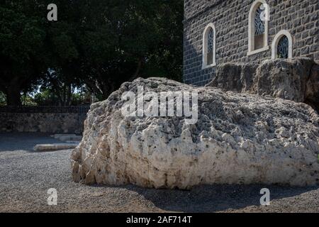 Großen Felsen in der Nähe einer christlichen Kirche am Ufer des Sees von Galiläa Stockfoto
