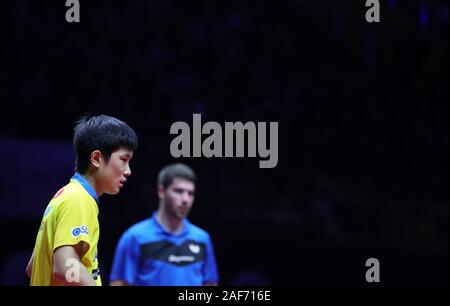 (191213) - ZHENGZHOU, Dez. 13, 2019 (Xinhua) - Harimoto Tomokazu (vorne) von Japan reagiert während der Männer singles Umlauf von 16 Match gegen Patrick Franziska Deutschlands am 2019 ITTF World Tour Grand Finals in Zhengzhou, der Central China Provinz Henan, Dez. 13, 2019. (Xinhua / Wang Dongzhen) Stockfoto