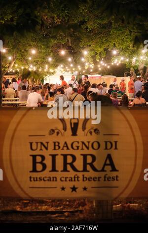 Die jährlichen Bagno Vignoni Sommer Toskanisches Handwerk Bier Festival - "Un Bagno di Birra' Toskana Italien EU-Juli 2019 - Hintergrund Fokus Version Stockfoto