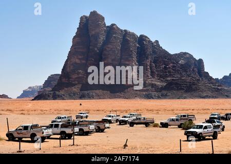 Wadi Rum, Jordanien - März 07, 2019: Rock Formation namens "Sieben Säulen der Weisheit und Autos für Sightseeing die großartige Landschaft der Wüste im Wadi Rum Stockfoto