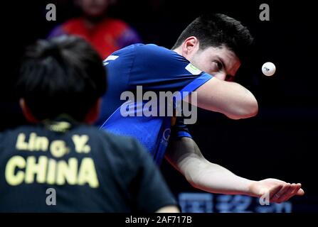 (191213) - ZHENGZHOU, Dez. 13, 2019 (Xinhua) - Dimitrij Ovtcharov in Deutschland liefert einen Schuß während einen Men's singles Umlauf von 16 Match gegen Lin Gaoyuan von China 2019 ITTF World Tour Grand Finals in Zhengzhou, Chinas Provinz Henan, Dez. 13, 2019. (Xinhua/Li an) Stockfoto