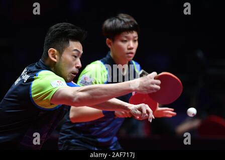 (191213) - ZHENGZHOU, Dez. 13, 2019 (Xinhua) - Wong Chun Ting (L)/Doo Hoi Kem von Chinas Hongkong konkurrieren auf dem 2019 ITTF World Tour Grand Finals in Zhengzhou während ein gemischtes Doppel Halbfinale gegen Mizutani Jun/Ito Mima Japans, Chinas Provinz Henan, Dez. 13, 2019. (Xinhua/Li Jianan) Stockfoto