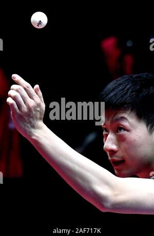 (191213) - ZHENGZHOU, Dez. 13, 2019 (Xinhua) - Ma Lange von China dient während der Männer singles Umlauf von 16 Match gegen Jeoung Youngsik von Südkorea im Jahr 2019 ITTF World Tour Grand Finals in Zhengzhou, der Central China Provinz Henan, Dez. 13, 2019. (Xinhua/Li an) Stockfoto