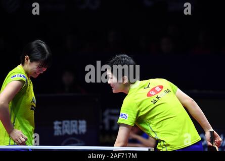 (191213) - ZHENGZHOU, Dez. 13, 2019 (Xinhua) - kihara Miyuu/Nagasaki Miyu (L) von Japan reagieren am 2019 ITTF World Tour Grand Finals in Zhengzhou während einer Frauen Halbfinale Doppel gegen Sonne Yingsha/Wang Manyu von China, Chinas Provinz Henan, Dez. 13, 2019. (Xinhua / Hao Yuan) Stockfoto