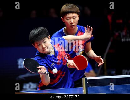 (191213) - ZHENGZHOU, Dez. 13, 2019 (Xinhua) - Sun Yingsha (L)/Wang Manyu von China konkurrieren auf dem 2019 ITTF World Tour Grand Finals in Zhengzhou während einer Frauen Halbfinale Doppel gegen Kihara Miyuu/Nagasaki Miyu Japans, Chinas Provinz Henan, Dez. 13, 2019. (Xinhua / Hao Yuan) Stockfoto