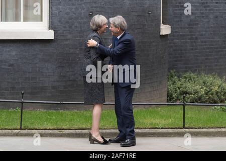 Theresa May, der britische Premierminister, Gruß Premierminister Paolo Gentiloni von Italien, als er in der 10 Downing Street, London, Großbritannien eintrifft. Stockfoto