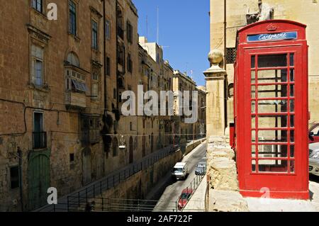 Rote Telefonzelle in Valletta, Malta Stockfoto