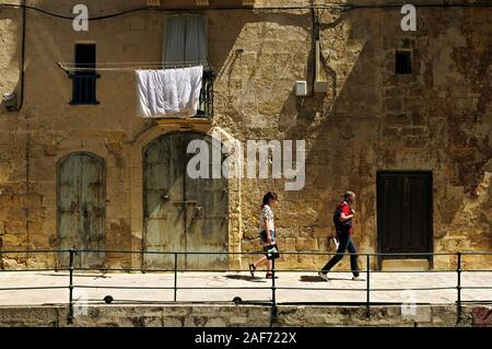 Türen und Menschen zu Fuß in Valletta, Malta Stockfoto