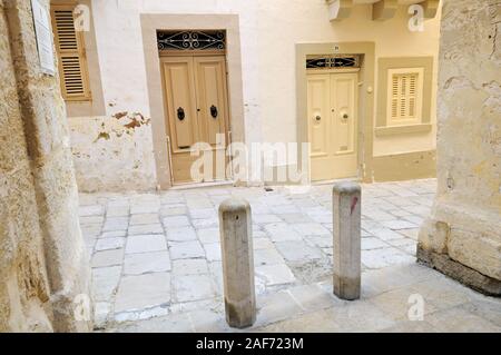 Türen auf einer gepflasterten Straße in Birgu (Vittoriosa), Malta Stockfoto