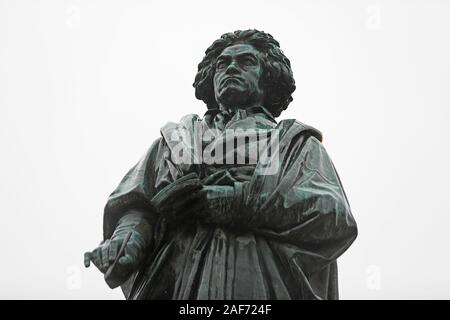 Bonn, Deutschland. 13 Dez, 2019. Eine Statue des Komponisten Ludwig van Beethoven steht auf dem Münsterplatz. Beethovens Jubiläumsjahr eröffnet am 16. Dezember in Bonn und endet ein Jahr später am 17. Dezember 2020, 250 Beethoven's Geburtstag. Credit: Oliver Berg/dpa/Alamy leben Nachrichten Stockfoto