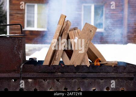 In den Grill Verbrennen von Holz. Vorbereitung Kohlen für Grill Stockfoto