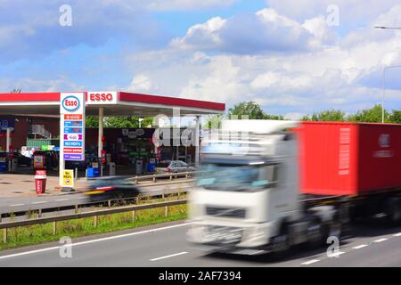 Lkw vorbei an Esso garage Vorplatz von der A1/M Autobahn skellow Yorkshire United Kingdom Stockfoto