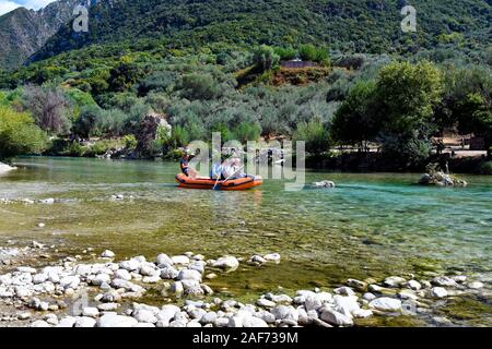 Khorevtón, Griechenland - 21. September 2019: Unbekannter Menschen im Schlauchboot auf Acheron Fluss, ein bevorzugtes Ziel für Wanderungen und Wassersport in Epirus c Stockfoto