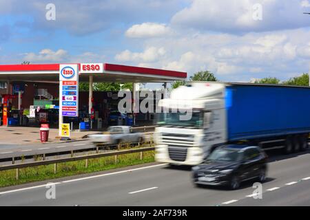 Datenverkehr, der Esso-tankstelle Vorplatz von der A1/M Autobahn skellow Yorkshire United Kingdom Stockfoto