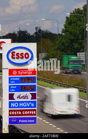 Caravan vorbei an Esso garage Vorplatz von der A1/M Autobahn skellow Yorkshire United Kingdom Stockfoto