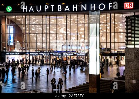 Köln, Hauptbahnhof, Bahnhof Hall, Station Square, Passanten zu gehen, von der Station, Stockfoto