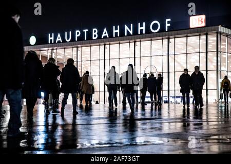 Köln, Hauptbahnhof, Bahnhof Hall, Station Square, Passanten zu gehen, von der Station, Stockfoto