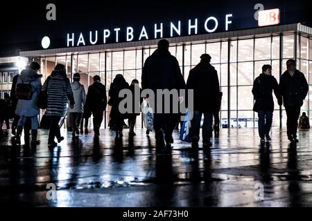 Köln, Hauptbahnhof, Bahnhof Hall, Station Square, Passanten zu gehen, von der Station, Stockfoto