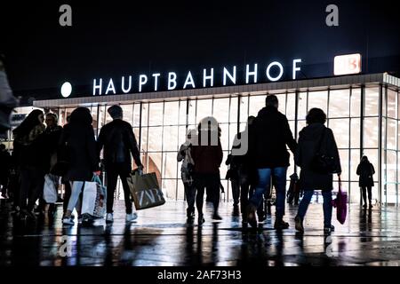 Köln, Hauptbahnhof, Bahnhof Hall, Station Square, Passanten zu gehen, von der Station, Stockfoto