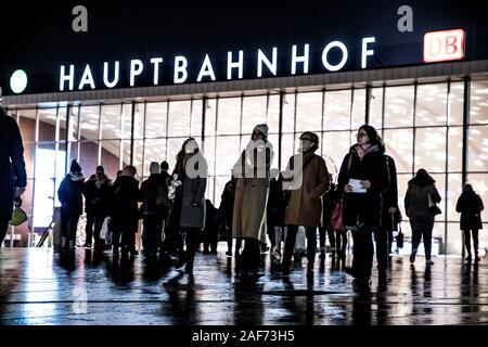 Köln, Hauptbahnhof, Bahnhof Hall, Station Square, Passanten zu gehen, von der Station, Stockfoto